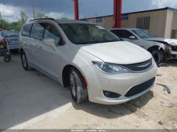  Salvage Chrysler Pacifica