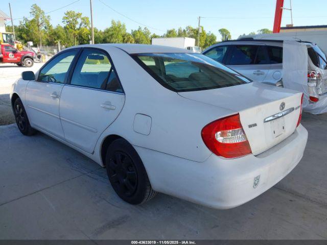 Toyota Camry Le Image 11