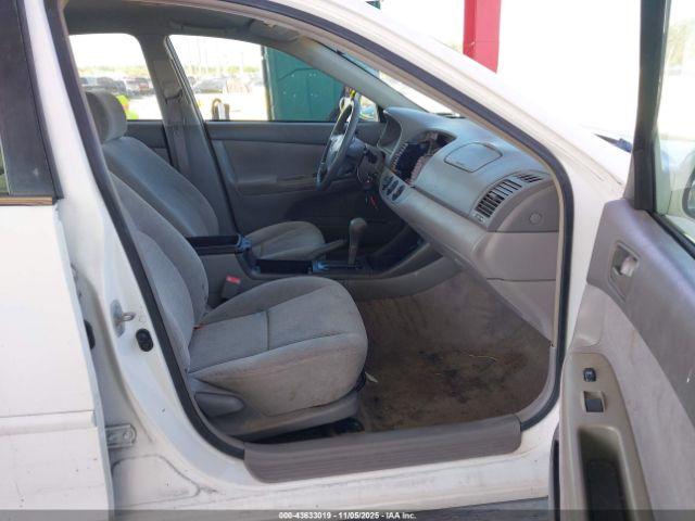 Toyota Camry Le Image 7