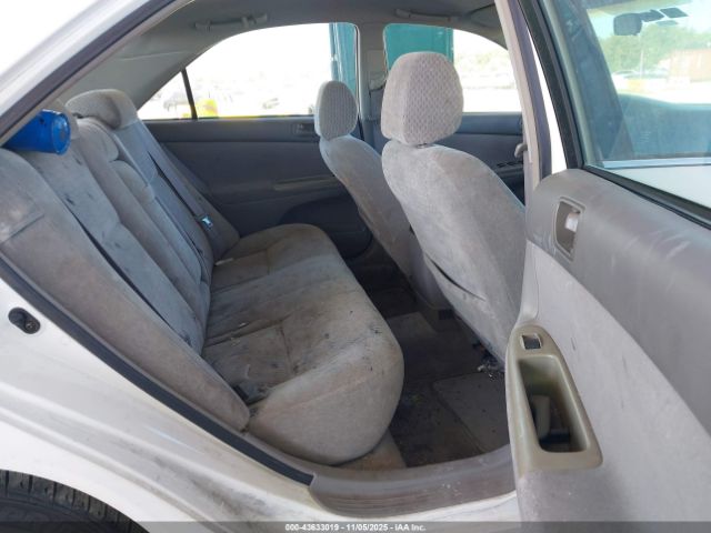 Toyota Camry Le Image 10