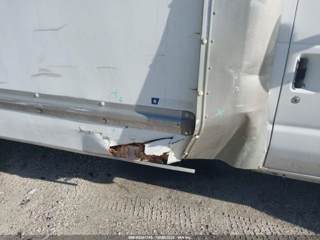 Ford E-350 Image 10