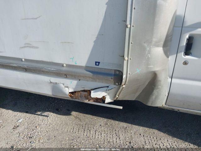 Ford E-350 Image 10