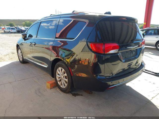 Chrysler Pacifica Touring L Image 16