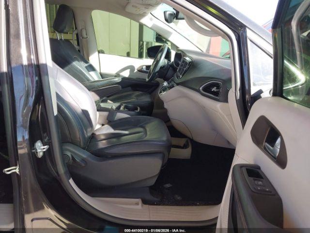 Chrysler Pacifica Touring L Image 3