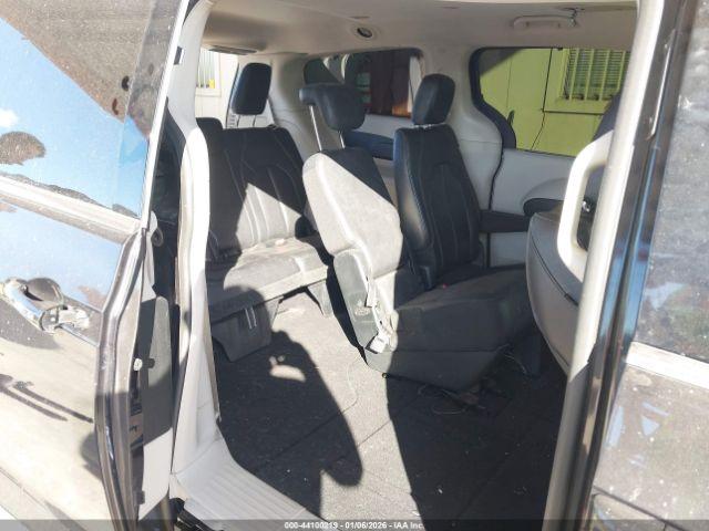 Chrysler Pacifica Touring L Image 6