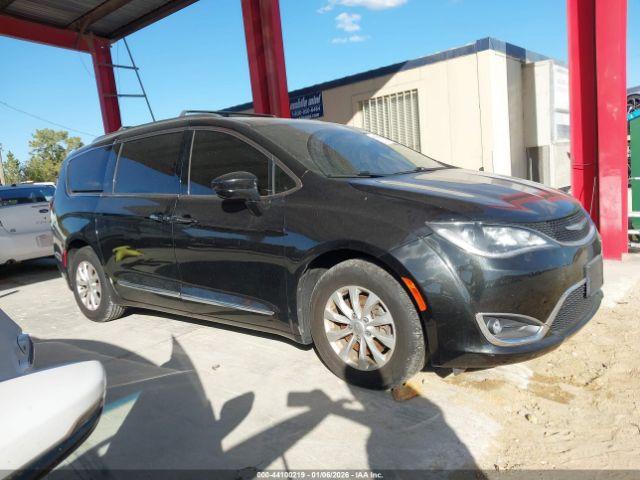 Chrysler Pacifica Touring L Image 10